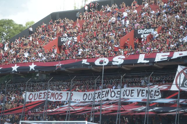 Los fieles leprosos expusieron en una colorida bandera el deseo de ir al Gigante.
