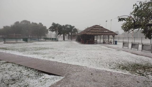 Una postal de lo que fue la intensa granizada en los alrededores a Rosario.&nbsp;