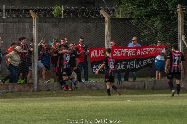 Se abrazan con su gente a la clasificación.Atlético Sanford gritó la conquista del Oreja Mijoch sobre el cierre del primer tiempo y defendió el empate durante todo el complemento.