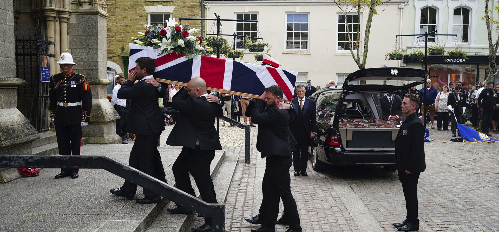 Funeral del trabajador humanitario británico James Henderson, uno de los siete trabajadores de World Central Kitchen (WCK) muertos en un ataque aéreo israelí en Gaza, es llevado a la Catedral de Truro, en Truro, Inglaterra, el miércoles 22 de mayo de 2024. (Ben Birchall/PA vía AP) Funeral del trabajador humanitario británico James Henderson, uno de los siete trabajadores de World Central Kitchen (WCK) muertos en un ataque aéreo israelí en Gaza, es llevado a la Catedral de Truro, en Truro, Inglaterra, el miércoles 22 de mayo de 2024. (Ben Birchall/PA vía AP)