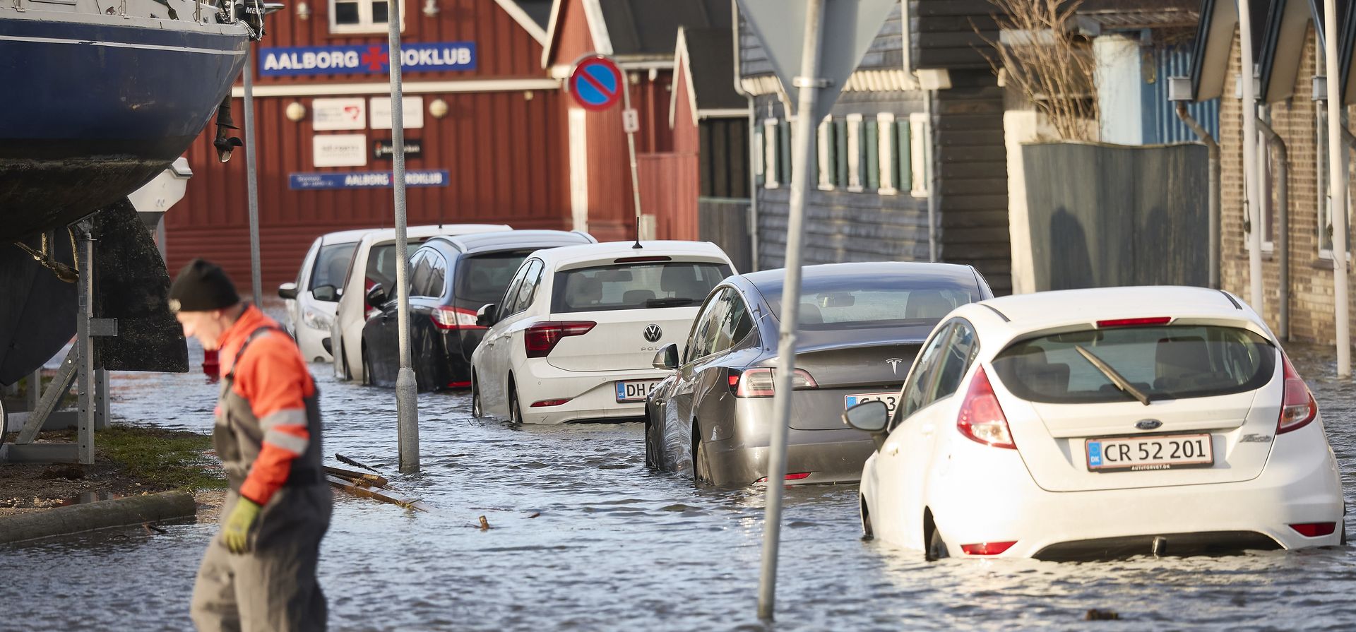 Coches parados en el agua frente al puerto de Aalborg, en el norte de Jutlandia, Dinamarca, el viernes 22 de diciembre de 2023. El agua está subiendo en Limfjorden después de que la tormenta Pia arrasara el país el jueves. (Claus Bjoern Larsen/Ritzau Scanpix vía AP) Coches parados en el agua frente al puerto de Aalborg, en el norte de Jutlandia, Dinamarca, el viernes 22 de diciembre de 2023. El agua está subiendo en Limfjorden después de que la tormenta Pia arrasara el país el jueves. (Claus Bjoern Larsen/Ritzau Scanpix vía AP)