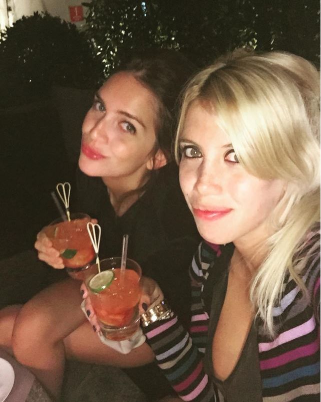 Las hermanas Nara compartieron un trago en Milán.