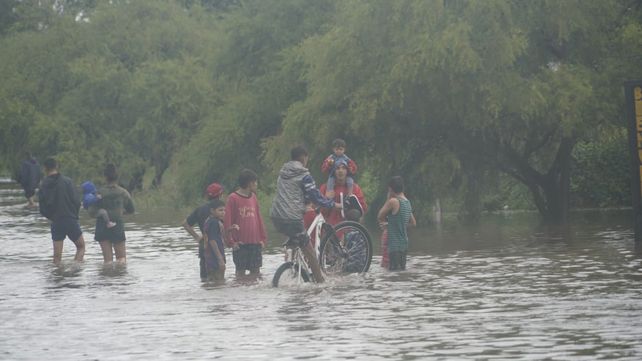 Arroyo Ludueña; postales de una crecida que genera inconvenientes aunque sin riesgo de desborde