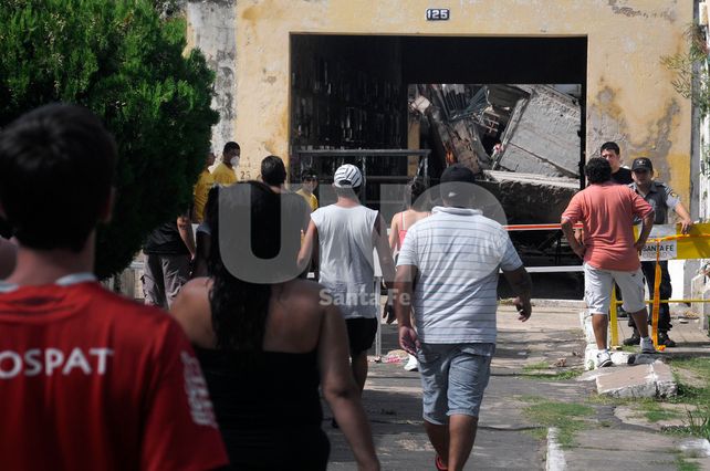 Desastre. Este lunes por la mañana permitieron el ingreso a las personas que tenían sus deudos en el sector afectado.
