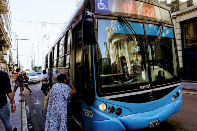 Primer día del nuevo sistema de transporte. Una vecina consulta al chofer sobre el recorrido.