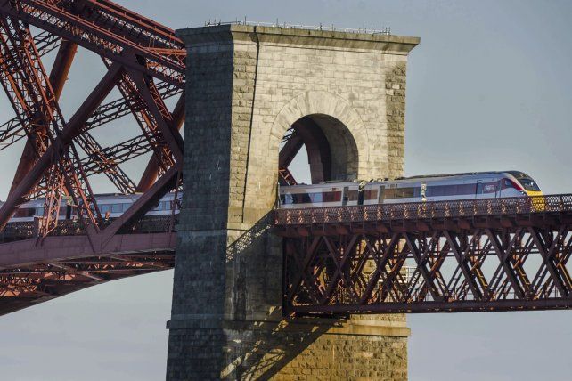 Un tren cruza el puente Forth en Edimburgo. Gran Bretaña planea volver a poner la red ferroviaria nacional bajo el control del estado, revirtiendo uno de los elementos más controvertidos de la campaña de privatización llevada a por los conservadores de los años ochenta y noventa.