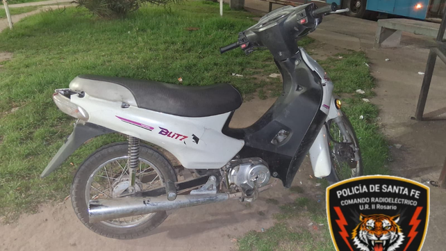 La moto que derrapó sobre el pavimento. Su conductor trabajaba con la aplicación Uber y se fue sin asistir al pasajero