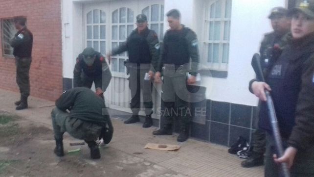 Dos jóvenes lograron descartar un arma y escapar de un control de Gendarmería