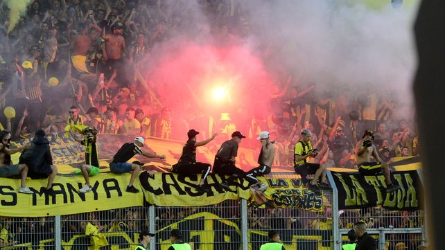 Bengalas en una noche de copas. La barra de Peñarol en el ojo de la tormenta por los incidentes en El Gigante.