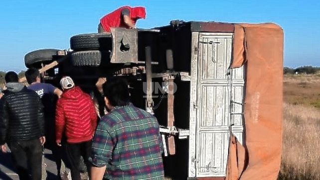 San Cristóbal: espectacular vuelco de un camión con acoplado cerca de Huanqueros