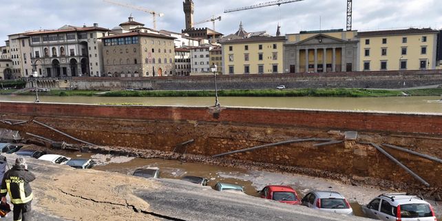 Un desplazamiento de tierra se traga una veintena de autos y deja un socavón de 200 metros en el centro de Florencia