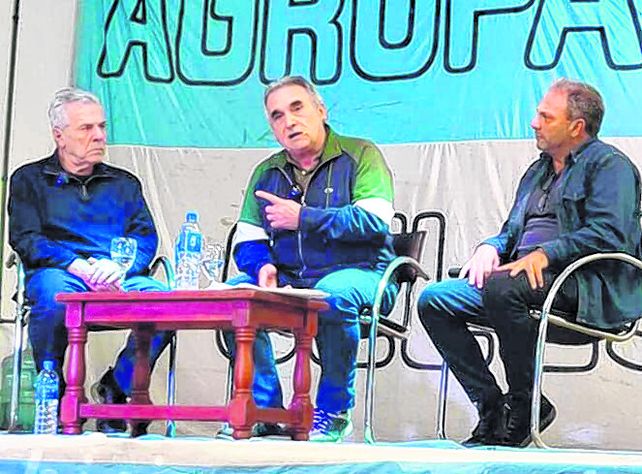 En Rosario. Schmid presentó Bitácoras junto al actor Victor Laplace.
