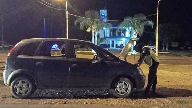 El funcionario policial percata que números que figuraban en la cédula de identificación vehicular no coincidían.