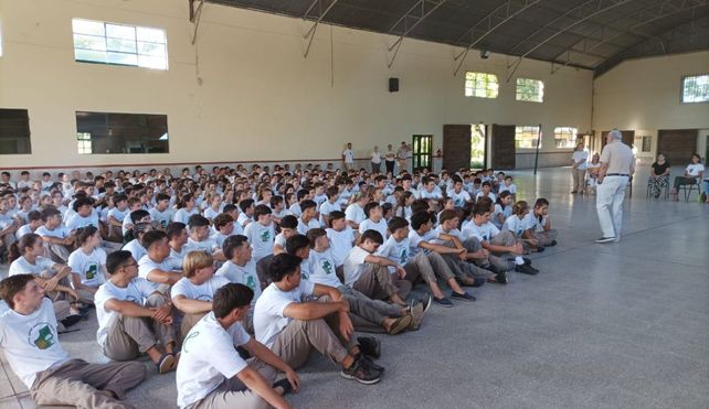 Charla del médico Adolfo Guzmán al alumnado secundario del Centro Agrotécnico Regional (CAR) de Venado Tuerto&nbsp; sobre carga térmica y prevención de golpes de calor. Aunque faltan ventiladores en varias aulas del colegio.