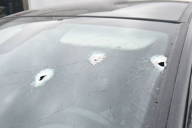 Los balazos en el parabrisas del auto que conducía el policía asesinado.&nbsp;
