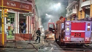 Un incendio afectó un kiosco ubicado en calle Carbó y Monte Caseros, en la ciudad de Paraná. El fuego comenzó a las 5 de este miércoles y se habría iniciado producto de un corto circuito. No hubo heridos, pero si daños materiales importantes. Un policía de la Jefatura Departamental Paraná, que estaba de guardia en la esquina, advirtió a los bomberos del foco ígneo.