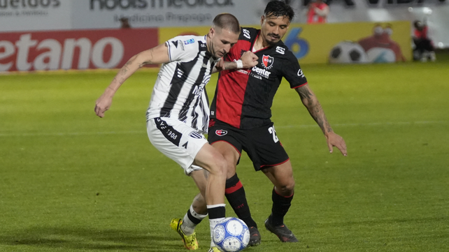 Rodrigo Herrera disputa la pelota con Módica durante el último partido de Newell's. 