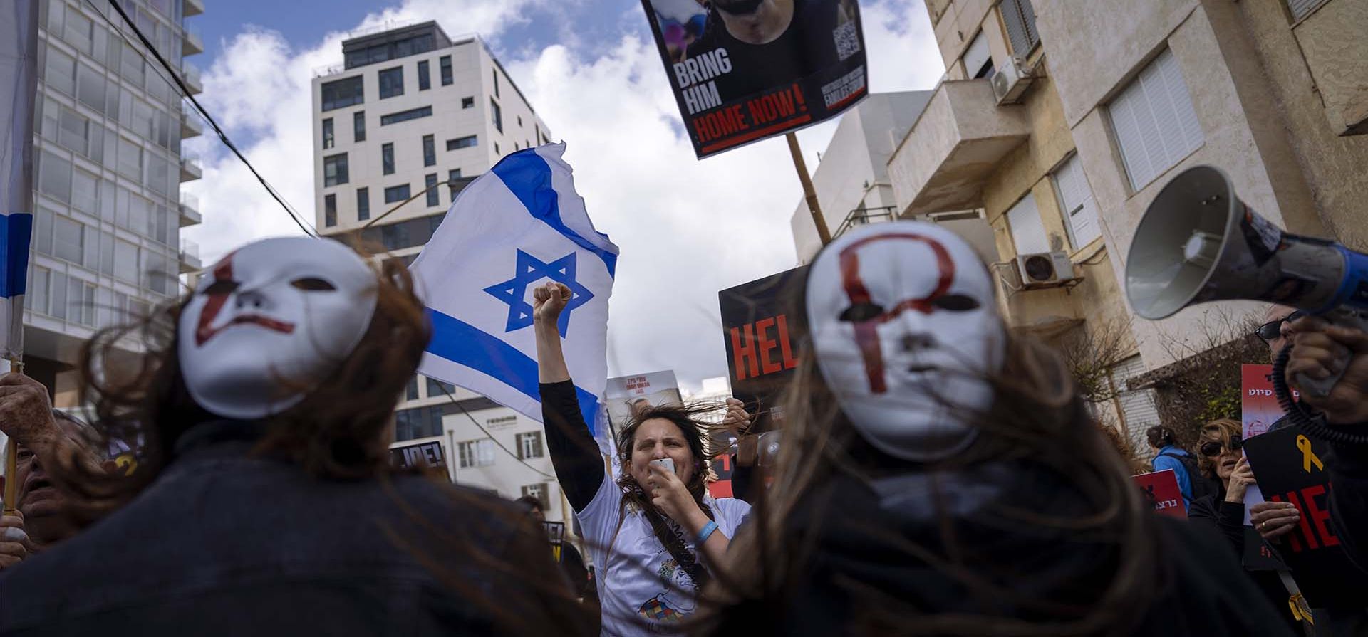 Familiares y partidarios de rehenes israelíes retenidos por Hamas en Gaza ondean fotografías de sus seres queridos y banderas israelíes y estadounidenses durante una protesta pidiendo su regreso, frente a una reunión entre el secretario de Estado estadounidense, Antony Blinken, y familias de rehenes, en Tel Aviv, Israel, viernes 22 de marzo de 2024. (Foto AP/Oded Balilty) Familiares y partidarios de rehenes israelíes retenidos por Hamas en Gaza ondean fotografías de sus seres queridos y banderas israelíes y estadounidenses durante una protesta pidiendo su regreso, frente a una reunión entre el secretario de Estado estadounidense, Antony Blinken, y familias de rehenes, en Tel Aviv, Israel, viernes 22 de marzo de 2024. (Foto AP/Oded Balilty)