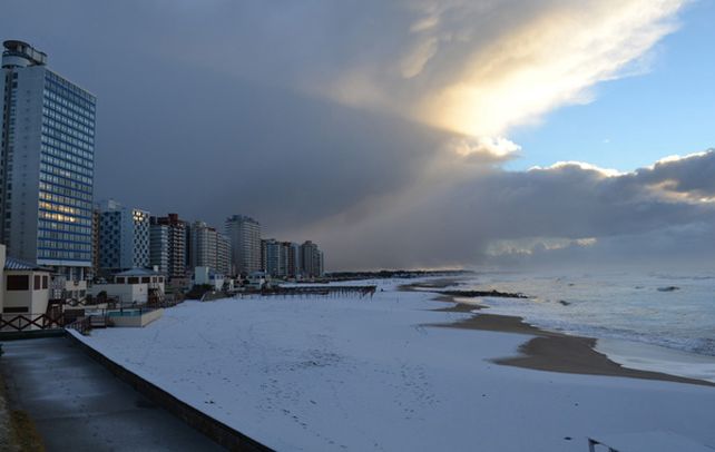 Playa blanca. La ciudad de Miramar recibió una granizada durante la madrugada y nieve entre las 6 y las 8 de ayer.