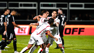 El Colo Ramírez, de penal, hizo el tanto de Newells contra Deportivo Riestra.