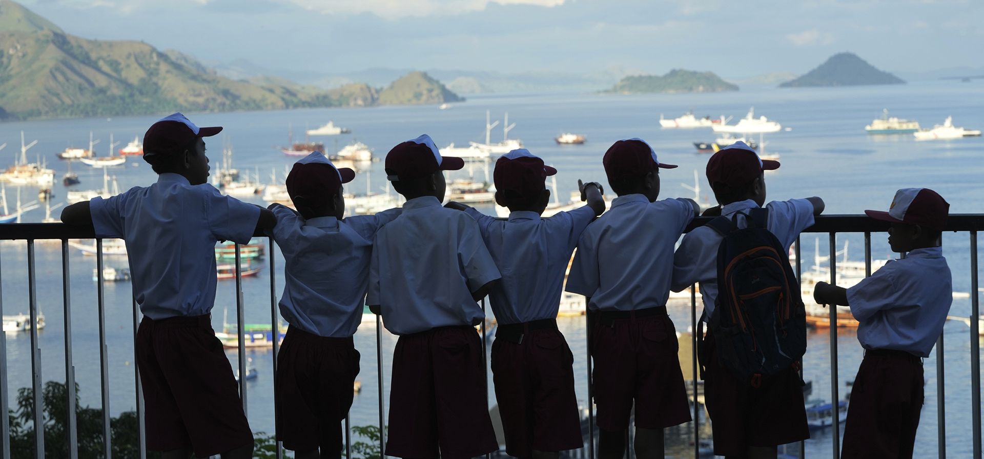 Estudiantes indonesios frente al puerto deportivo de Labuan Bajo, puerta de entrada al Parque Nacional de Komodo, Labuan Bajo, provincia de Nusa Tenggara Oriental, Indonesia, el lunes 8 de mayo de 2023. El presidente de Indonesia, Joko Widodo, recibirá a otros líderes de la Asociación del Sudeste Naciones asiáticas esta semana en su cumbre anual en Labuan Bajo. (Foto AP/Achmad Ibrahim)