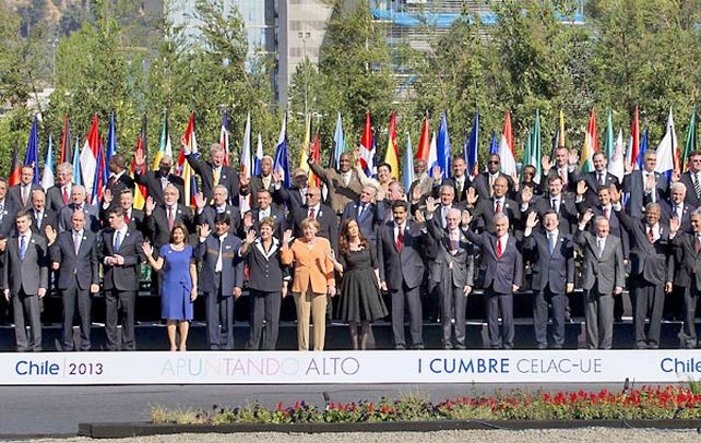 Gran familia. Los presidentes y jefes de Estado de la América latina y la Unión Europea se reunieron en Santiago para sentar las bases de un nuevo acuerdo comercial entre los bloques.