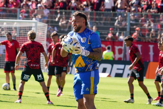 Fatu Broun con la pelota y los jugadores leprosos entrenando al lado.