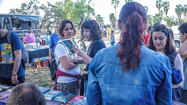 Editoriales y librerías de Paraná ofrecieron libros en el espacio Rosa y Dorada