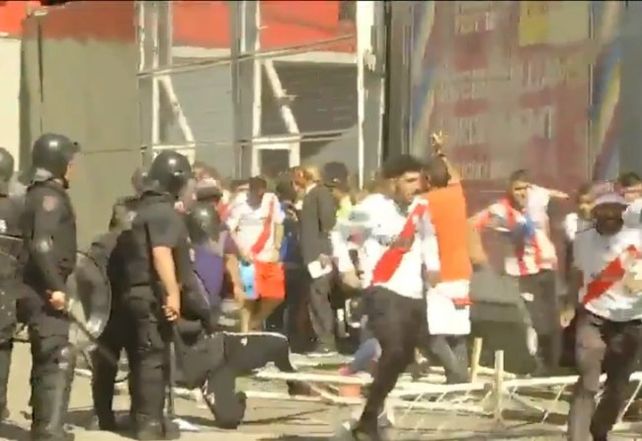 Por los incidentes, podría suspenderse River-Boca