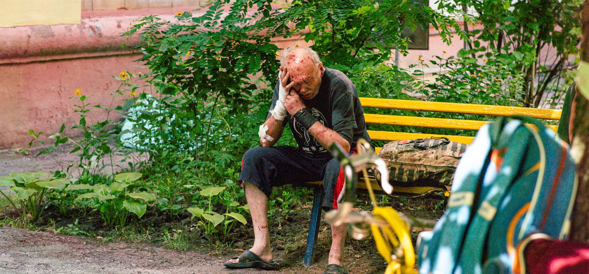 Un hombre herido descansa en un banco tras el impacto de misiles rusos en un edificio residencial de cinco plantas, Járkov, Ucrania. Fotografía: Carlo Bravo/Anadolu/Getty Images Un hombre herido descansa en un banco tras el impacto de misiles rusos en un edificio residencial de cinco plantas, Járkov, Ucrania. Fotografía: Carlo Bravo/Anadolu/Getty Images