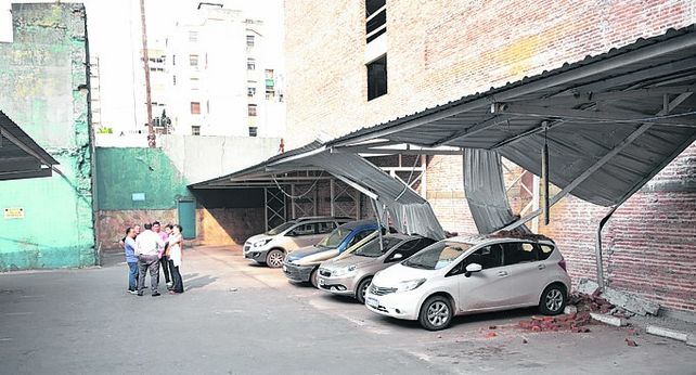 destrozos. Tres autos resultaron dañados en una playa de estacionamiento.
