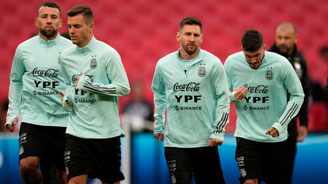 Los rosarinos Lo Celso y Messi se movieron el martes en el campo de juego de Wembley.
