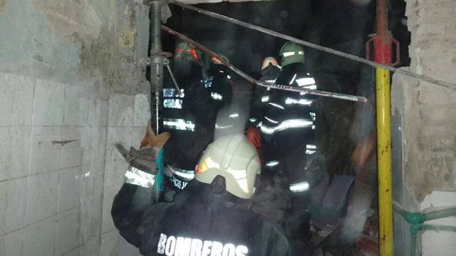 Bomberos trabajando en el derrumbe en Floresta (Fuente: @EmergenciasBA)