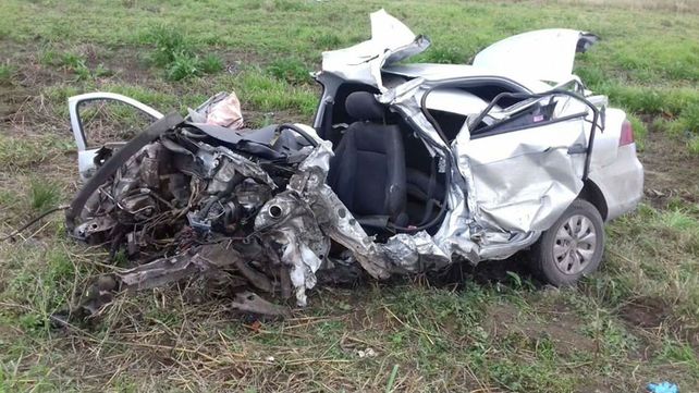 Un policía murió tras chocar el auto en el que viajaba contra un acoplado cerca de Melincué
