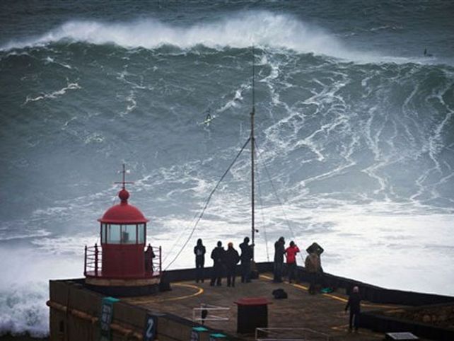 Fotos imponentes: Burle surfeó una ola de 30 metros