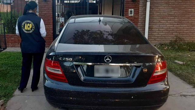 El Mercedes Benz que había sido secuestrado en otra causa y estaba en poder de un comisario.&nbsp;