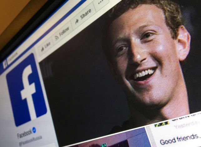 El rostro de Zuckerberg sonríe desde una pantalla. En la vida real no tiene motivos para sonreír.