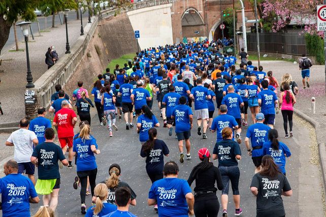 Se corre por avenida Belgrano el tercer maratón por el Día del Empleado de Comercio