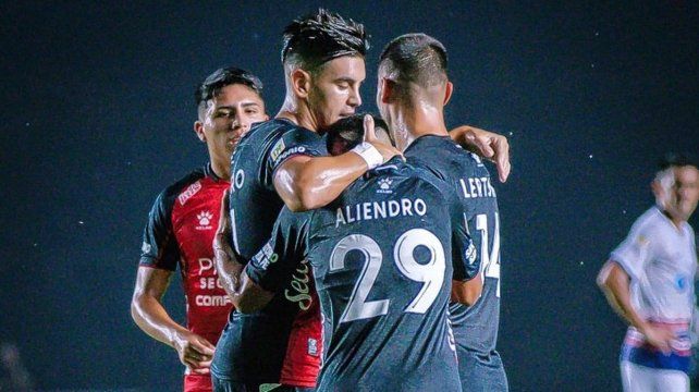 Colon Va Por Su Sexto Festejo Al Hilo Contra Rosario Central