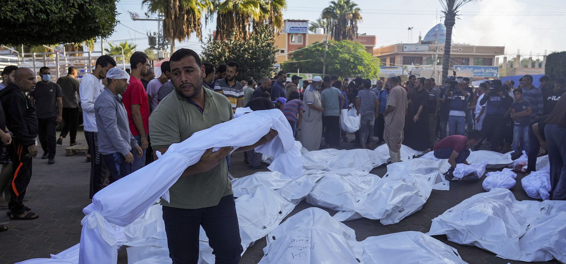 Palestinos lloran a sus familiares muertos en el bombardeo israelí de la Franja de Gaza frente a la morgue en Deir al Balah, el lunes 6 de noviembre de 2023. (Foto AP/Hatem Moussa) Palestinos lloran a sus familiares muertos en el bombardeo israelí de la Franja de Gaza frente a la morgue en Deir al Balah, el lunes 6 de noviembre de 2023. (Foto AP/Hatem Moussa)