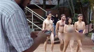 Misiones: cuatro egresados pasean desnudos en la facultad de Arte y Diseño