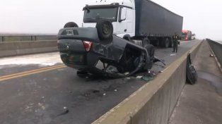 El puente Rosario-Victoria quedó cortado por vuelco de un auto tras un choque