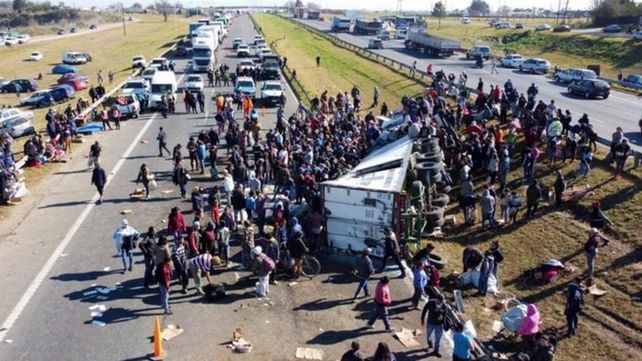 Volcó un camión en Panamericana y los vecinos se llevaron todo