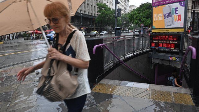 La lluvia pegó fuerte en Buenos Aires: calles inundadas, subte interrumpido y cortes de luz
