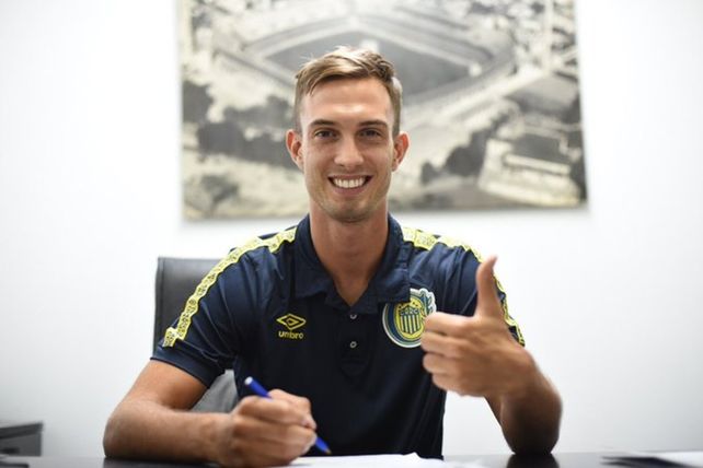 Juan Cruz Komar celebra con una amplia sonrisa haber logrado cerrar su contrato con Rosario Central.
