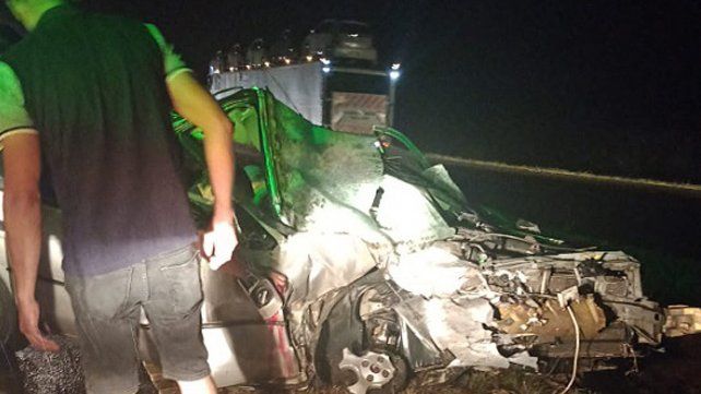 &nbsp;Un auto y un camión