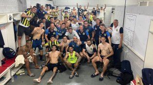 El festejo en vestuario canalla tras vencer a Arsenal.