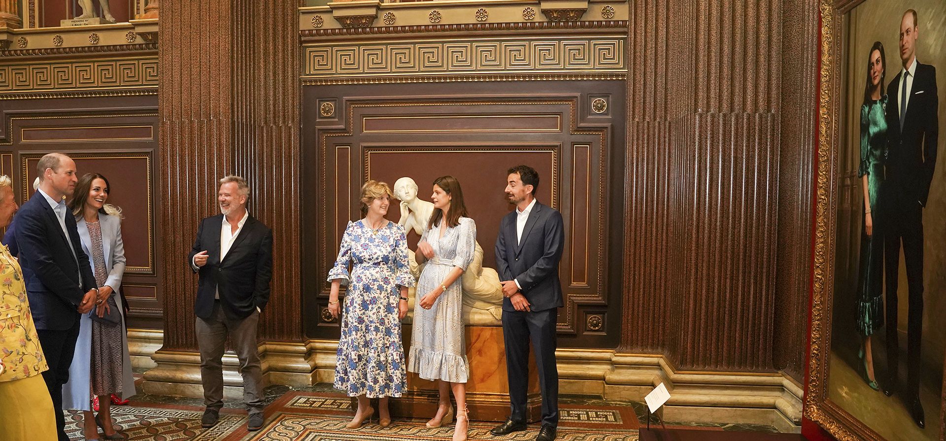 El príncipe William de Gran Bretaña, a la izquierda, y Kate, duquesa de Cambridge, visitan el Museo Fitzwilliam para ver un retrato pintado de ellos mismos tal como se revela al público por primera vez, en Cambridge, Inglaterra, el jueves 23 de junio de 2022.