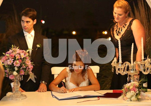 Una pareja contrae matrimonio fuera del Registro Civil.