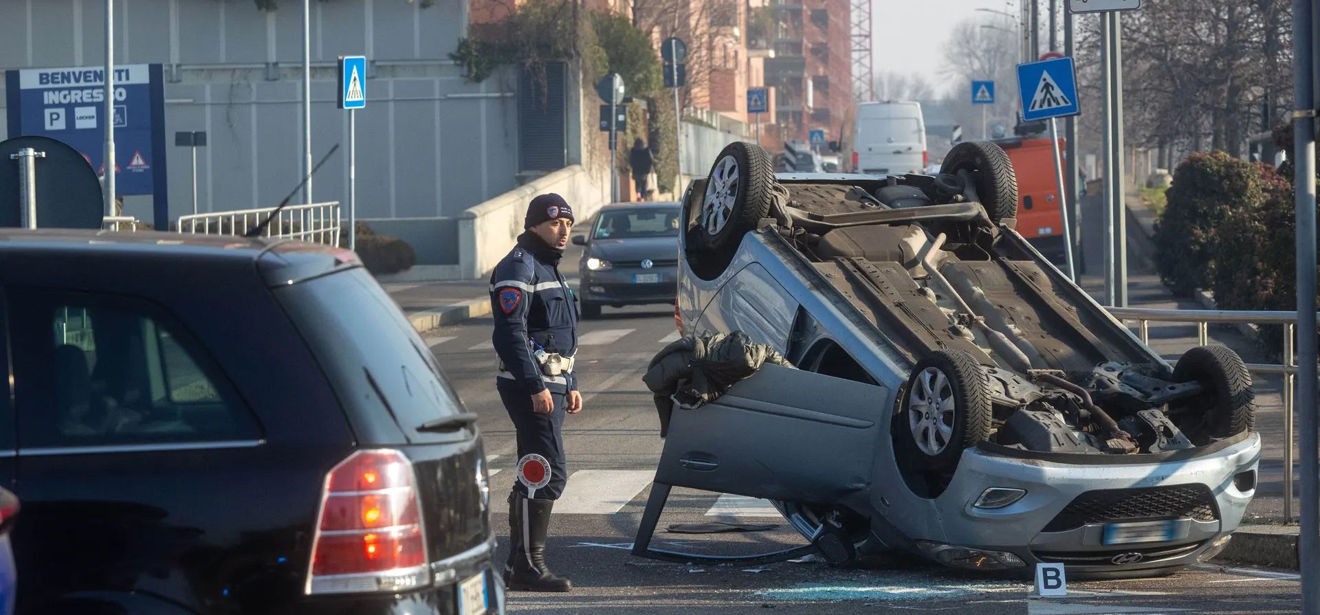 La policía acude al lugar de un accidente del que un conductor escapó con heridas leves, Milán, Italia. Fotografía: Stefano Porta/LaPresse/Rex/Shutterstock La policía acude al lugar de un accidente del que un conductor escapó con heridas leves, Milán, Italia. Fotografía: Stefano Porta/LaPresse/Rex/Shutterstock
